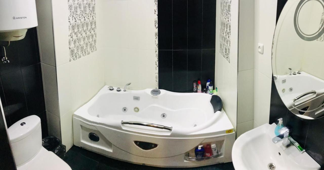 Luxury Apartment With Jacuzzi On Republic Square Yerevan Exterior foto